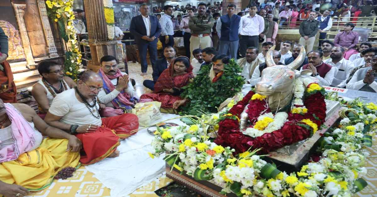 सीएम डॉ मोहन ने पत्नी संग भगवान महाकाल के किए दर्शन: देश-प्रदेश की सुख-समृद्धि की कामना, कहा- महाशिवरात्रि केवल पर्व नहीं बल्कि आत्मशुद्धि और शिव तत्व से जुड़ने का अवसर है