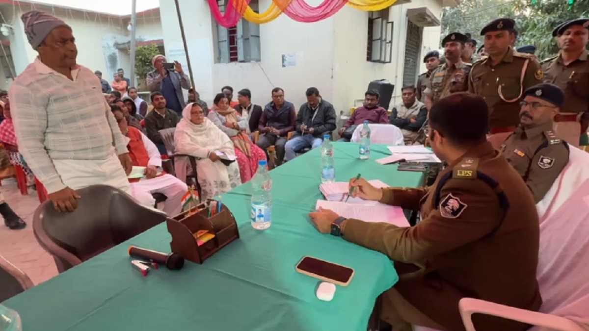 मोतिहारी के पहाड़पुर थाने में लगा SP स्वर्ण प्रभात का जनता दरबार:  एक-एक फरियादी की सुनीं समस्याएं, समाधान का दिलाया भरोसा