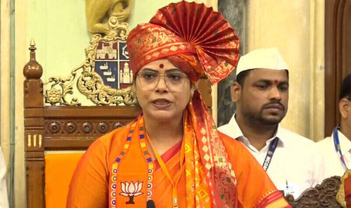 मुंबई मेयर ऋतु तावड़े ने अवैध बांग्लादेशियों के खिलाफ खोला मोर्चा, 237 फर्जी फर्जी बर्थ सर्टिफिकेट जब्त करने और फेरीवालों के पहचान पत्रों की जांच करने का निर्देश दिया