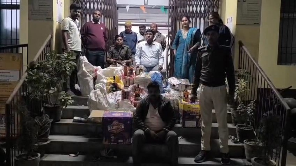 होली से पहले नालंदा में बड़ा एक्शन: एक ही मोहल्ले के दो घरों से अवैध विदेशी शराब का जखीरा बरामद, एक आरोपी गिरफ्तार