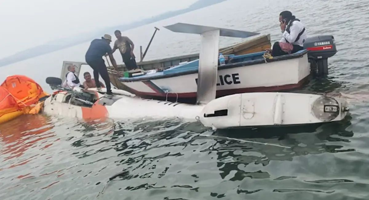 विमान के बाद अब हेलीकाप्टर में आई खराबी, उड़ान भरने के कुछ देर बाद ही समंदर में क्रैश लैडिंग ; सभी यात्री सुरक्षित