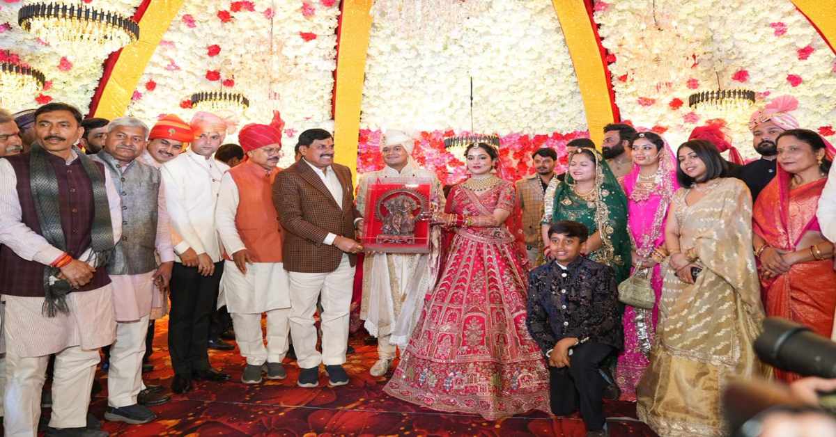 ऊर्जा मंत्री के घर गूंजी शहनाई: सीएम डॉ मोहन ने बेटे और बहू को दिया आशीर्वाद, खुशी से जमकर नाचे प्रद्युम्न सिंह तोमर