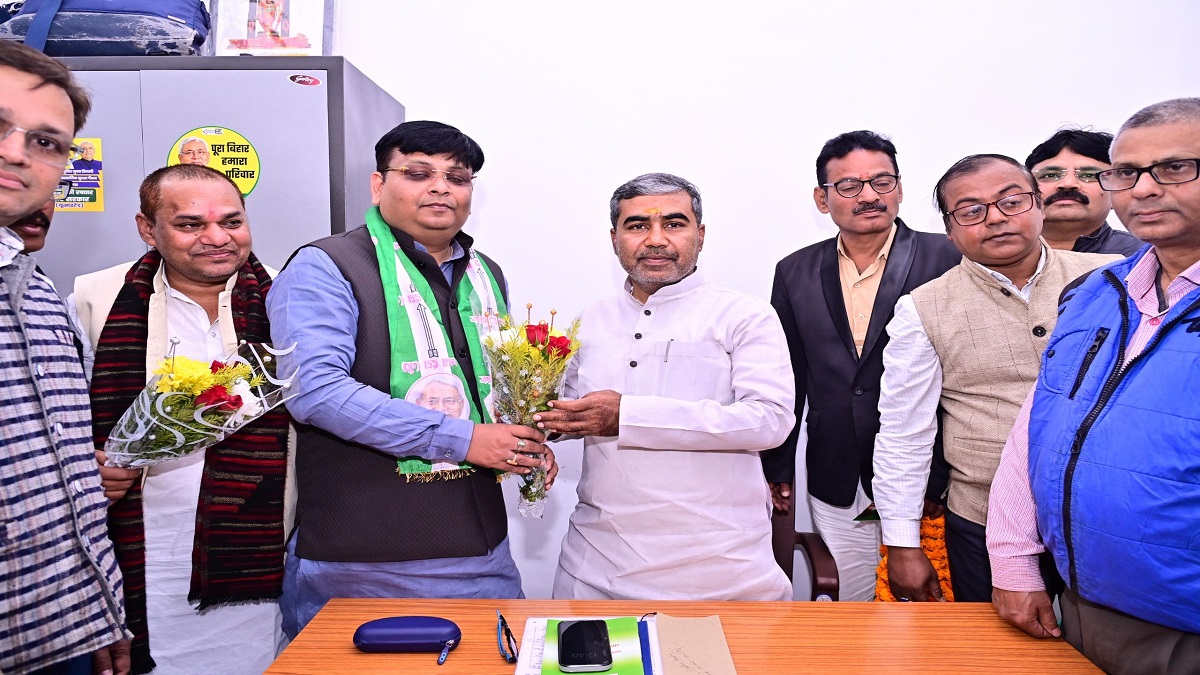 Bihar News: जदयू में शामिल हुए वामपंथी नेता पुष्कर आनंद, प्रदेश अध्यक्ष उमेश कुशवाहा ने दिलाई सदस्यता