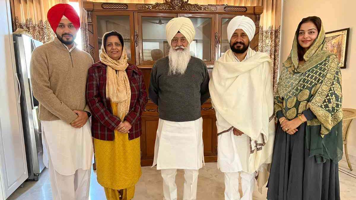 राधा स्वामी डेरा सत्संग ब्यास प्रबंधन का बड़ा फैसला: बाबा गुरिंदर सिंह ढिल्लों के साथ अब सार्वजनिक रूप से VVIP नहीं ले सकेंगे तस्वीरें