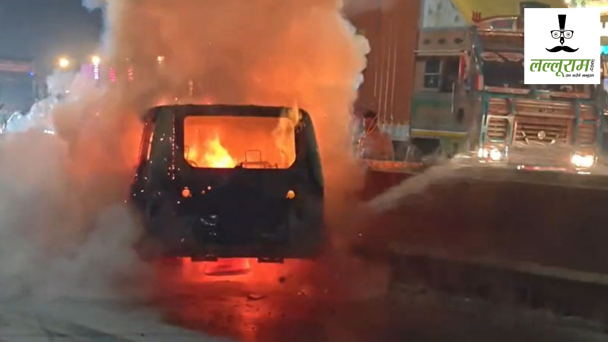 Car Caught Fire : चलती कार बनी आग का गोला, लोगों ने कूदकर अपनी जान बचाई, देखें VIDEO