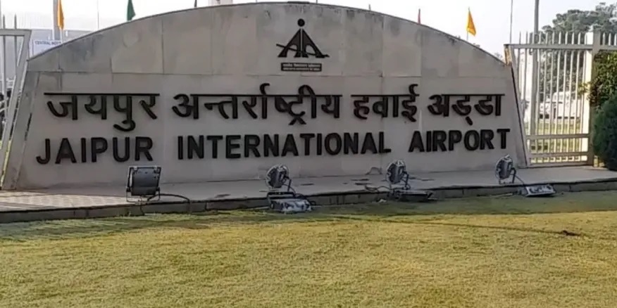 Rajasthan News: जयपुर एयरपोर्ट पर सुरक्षा फेल! दिल्ली की महिला पैसेंजर को कुत्ते ने किया लहूलुहान, टर्मिनल-2 पर मची अफरा-तफरी