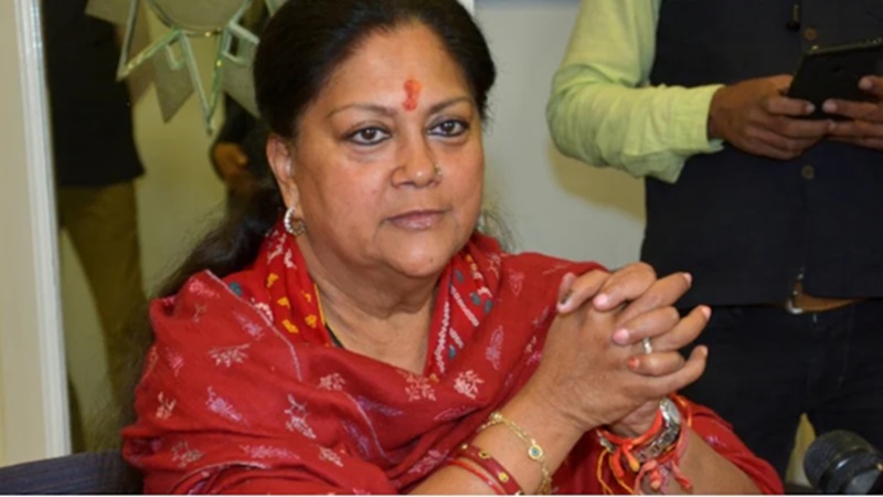 Rajasthan Politics: वसुंधरा राजे की सुरक्षा में चूक! बांसवाड़ा के कार्यक्रम में पुलिस ने 3 संदिग्धों को किया गिरफ्तार, मोबाइल से खुला बड़ा राज