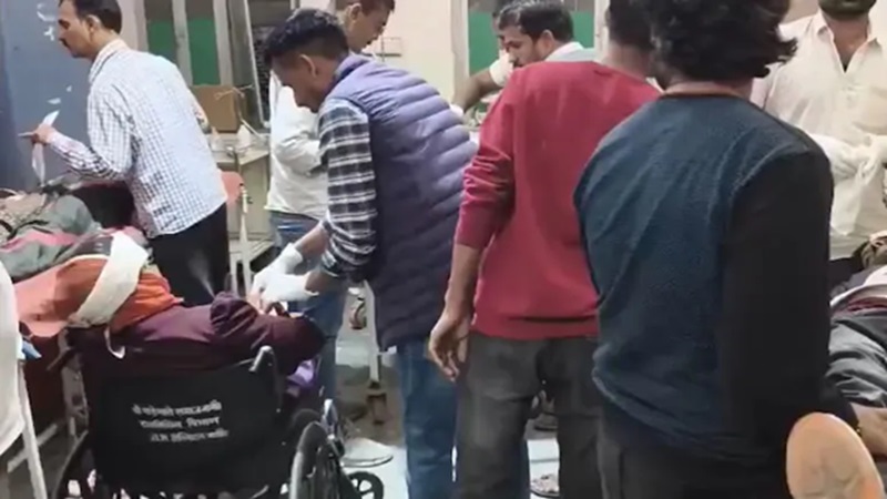 Rajasthan News: राजस्थान के नागौर में भीषण सड़क हादसा: ओवरटेक के चक्कर में बस और ट्रक की सीधी भिड़ंत, मची चीख-पुकार