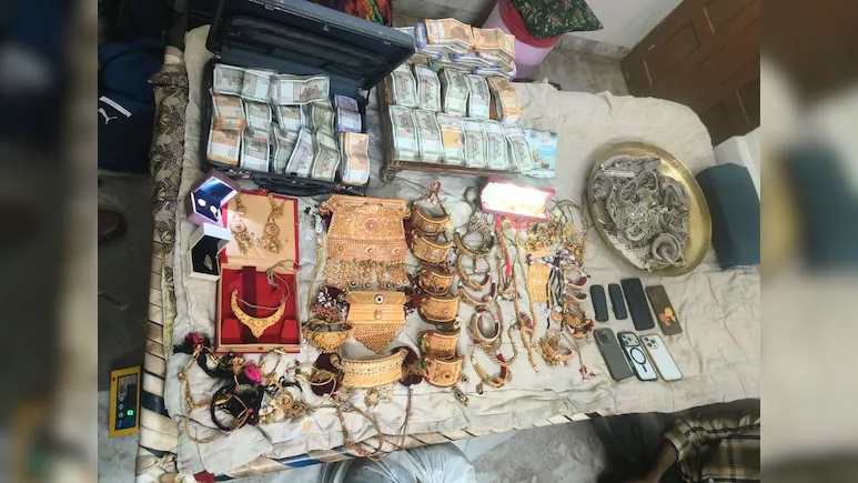 Rajasthan News: मेज पर सजे नोटों के बंडल और किलो भर सोना… जोधपुर पुलिस की छापेमारी देख दंग रह गए लोग!