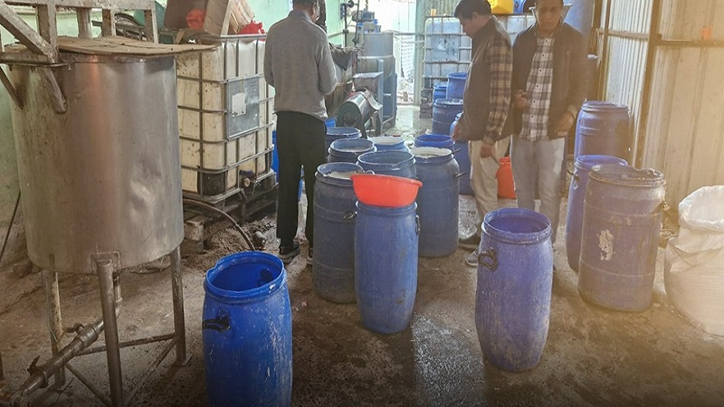 Rajasthan News: सॉस फैक्ट्री में स्टार्च से बनाई जा रही थी मेयोनीज, 1250 किलो घोल कराया नष्ट