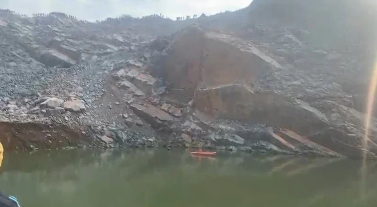 Rajasthan News: अलवर में पहाड़ दरका, 50 हजार टन मलबे में दबा ऑपरेटर; 12 घंटे बाद शुरू हुआ रेस्क्यू