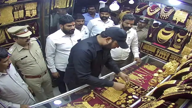 Rajasthan News: कोटा ज्वेलर्स शोरूम में ₹1 करोड़ की चोरी का खुलासा: बंगाल से प्लान बनाकर भेजा गया था कारीगर