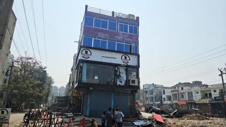 Rajasthan News: कोटा हादसे के बाद सख्ती; निगम की कार्रवाई के डर से मकान मालिक खुद तोड़ रहे अवैध मंजिलें