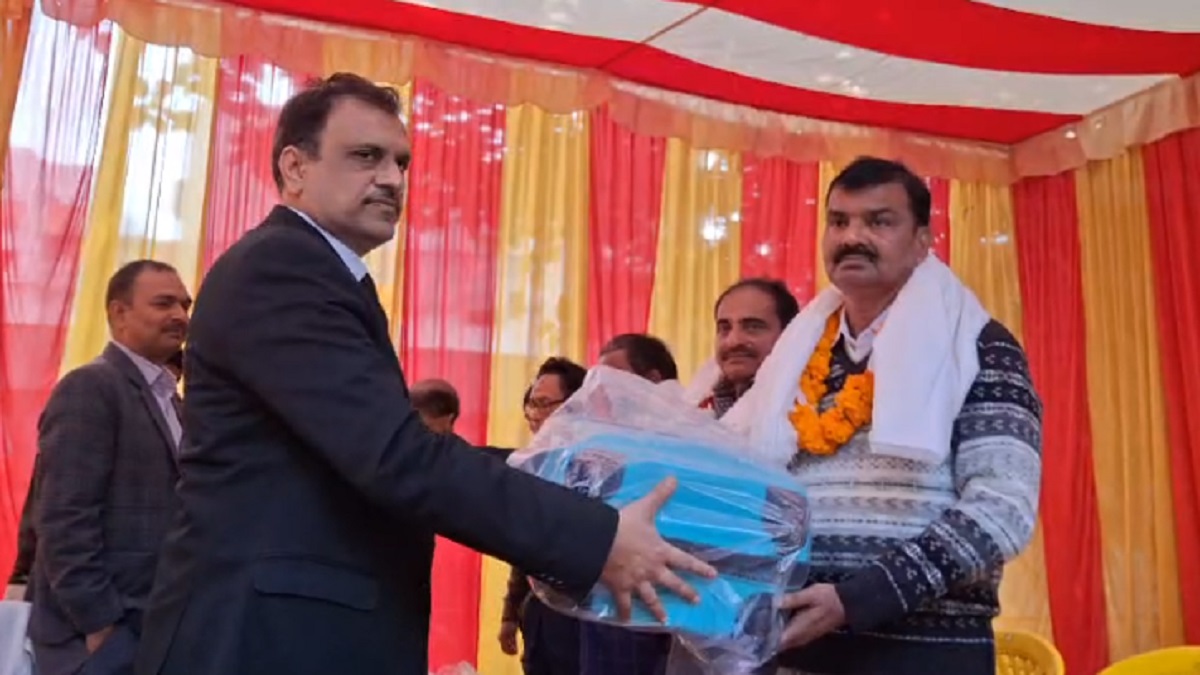 रोहतास: सेवानिवृत होने पर पांच न्यायालय कर्मियों की विदाई, प्रधान जिला जज ने किया सम्मानित