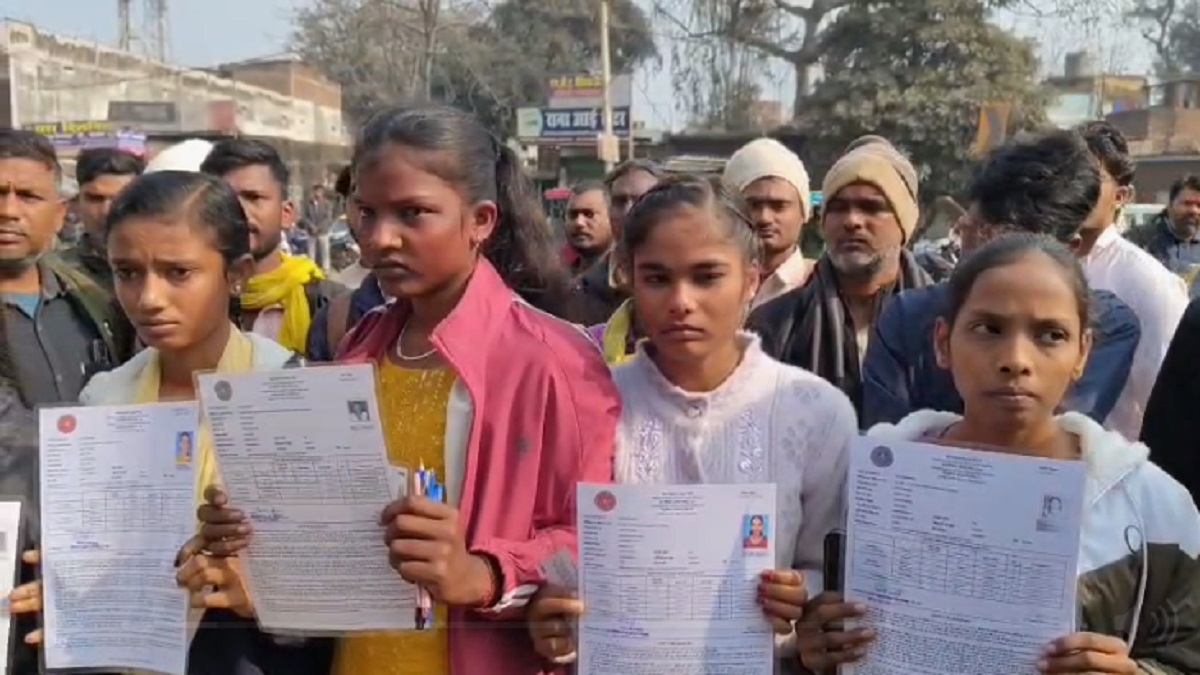 सरकार या सिस्टम दोषी कौन? रोहतास गेट पर रोती रहीं छात्राएं, अंदर चल रही थी परीक्षा, एक मिनट देरी होने पर भी नहीं मिली एंट्री