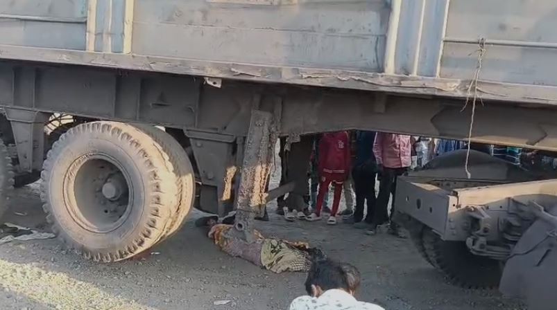 MP में भीषण सड़क हादसा: ट्रेलर ने बाइक सवार दंपति को कुचला, मौके पर ही मौत; गुस्साए ग्रामीणों ने किया चक्काजाम