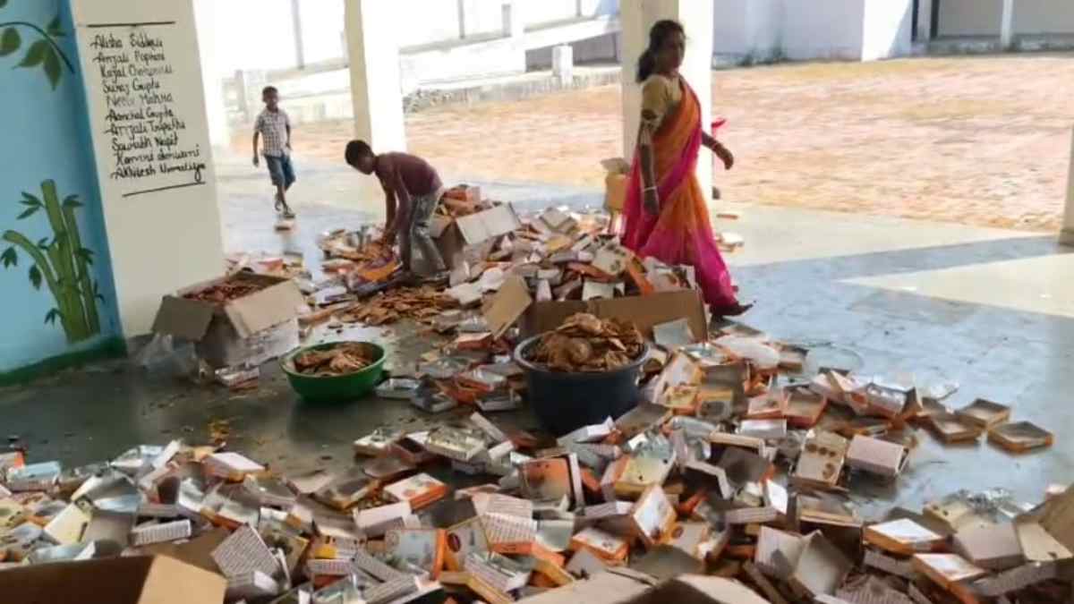 विश्वविद्यालय के दीक्षांत समारोह में बवाल: छात्रों को परोसा दूषित भोजन, खाने के डिब्बे फेंके