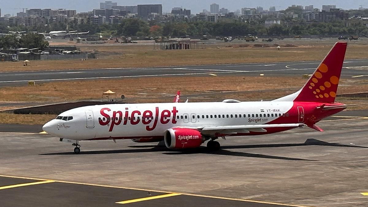 Spicejet Emergency Landing: दिल्ली से लेह जा रहे स्पाइसजेट विमान में आग और चिंगारी दिखने से मचा हड़कंप, टेकऑफ के तुरंत बाद ही इमरजेंसी लैंडिंग