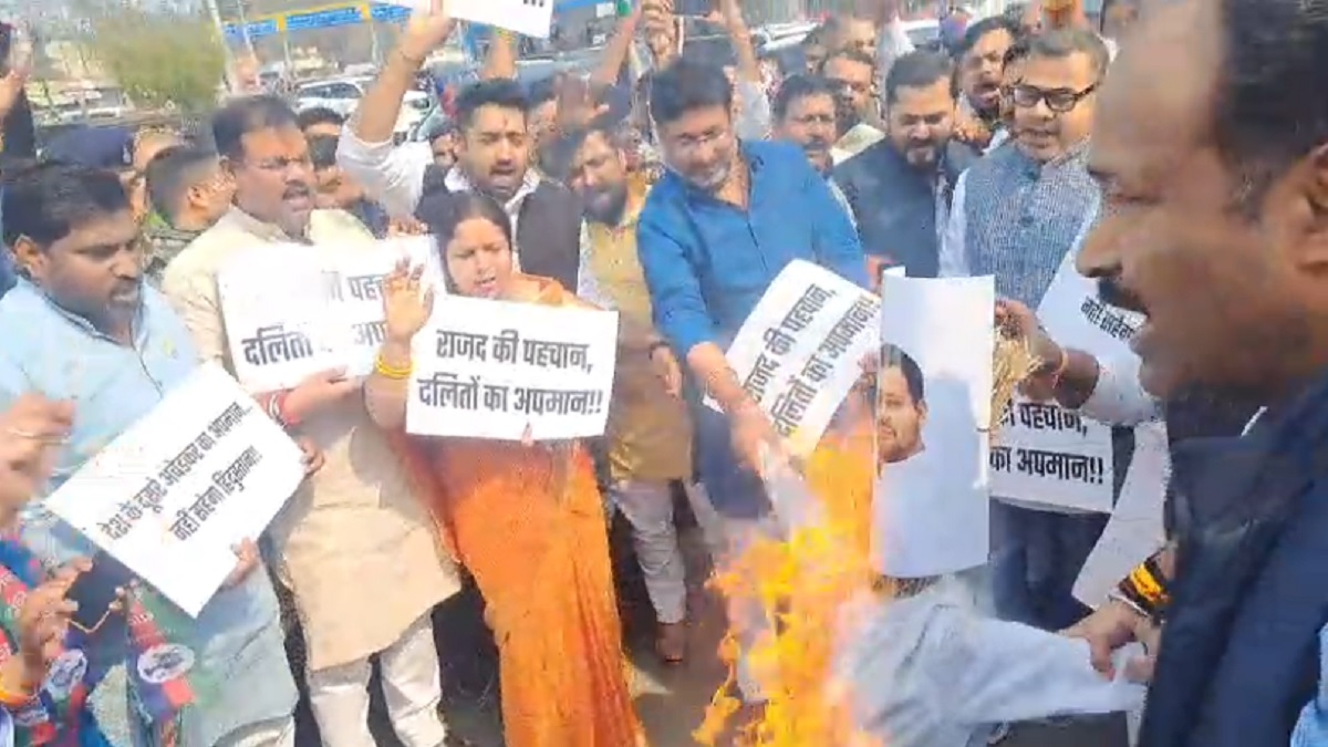 विधानसभा में रामविलास पासवान के अपमान पर सियासी बवाल, LJP(R) के नेताओं ने फूंका तेजस्वी यादव का पुतला, माफी की मांग