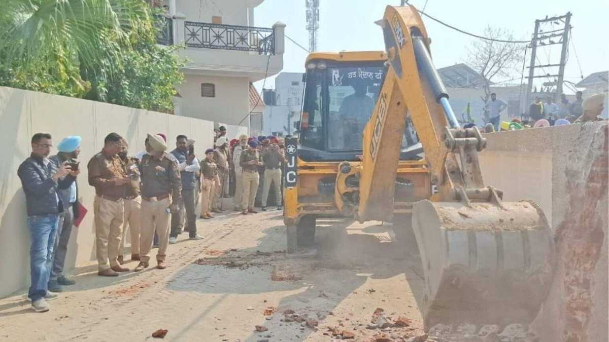 विधायक सुखपाल खैहरा के घर अवैध निर्माण गिराने जेसीबी के साथ पहुंची पुलिस