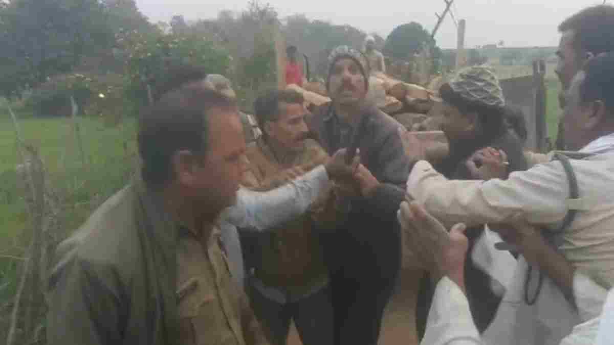 वन विभाग की टीम पर जानलेवा हमला: सागौन लकड़ी जब्ती के दौरान लाठी-डंडों से ग्रामीणों ने किया अटैक, वनकर्मी गंभीर रूप से घायल