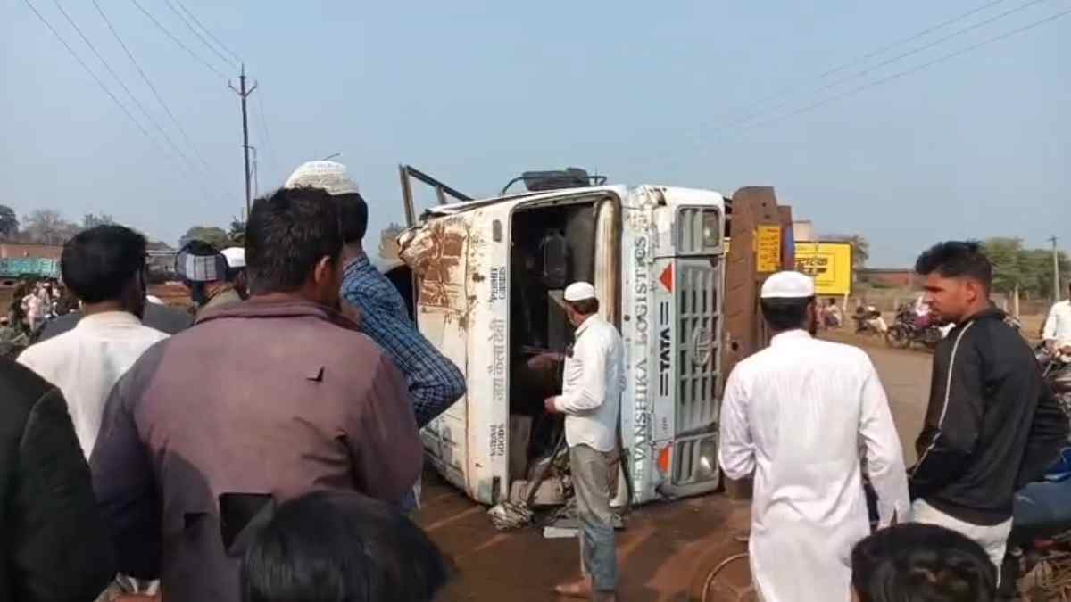 Vidisha Road Accident: ट्रक पलटने से पाइप की चपेट में आए बच्चे की मौत, बच्ची गंभीर घायल