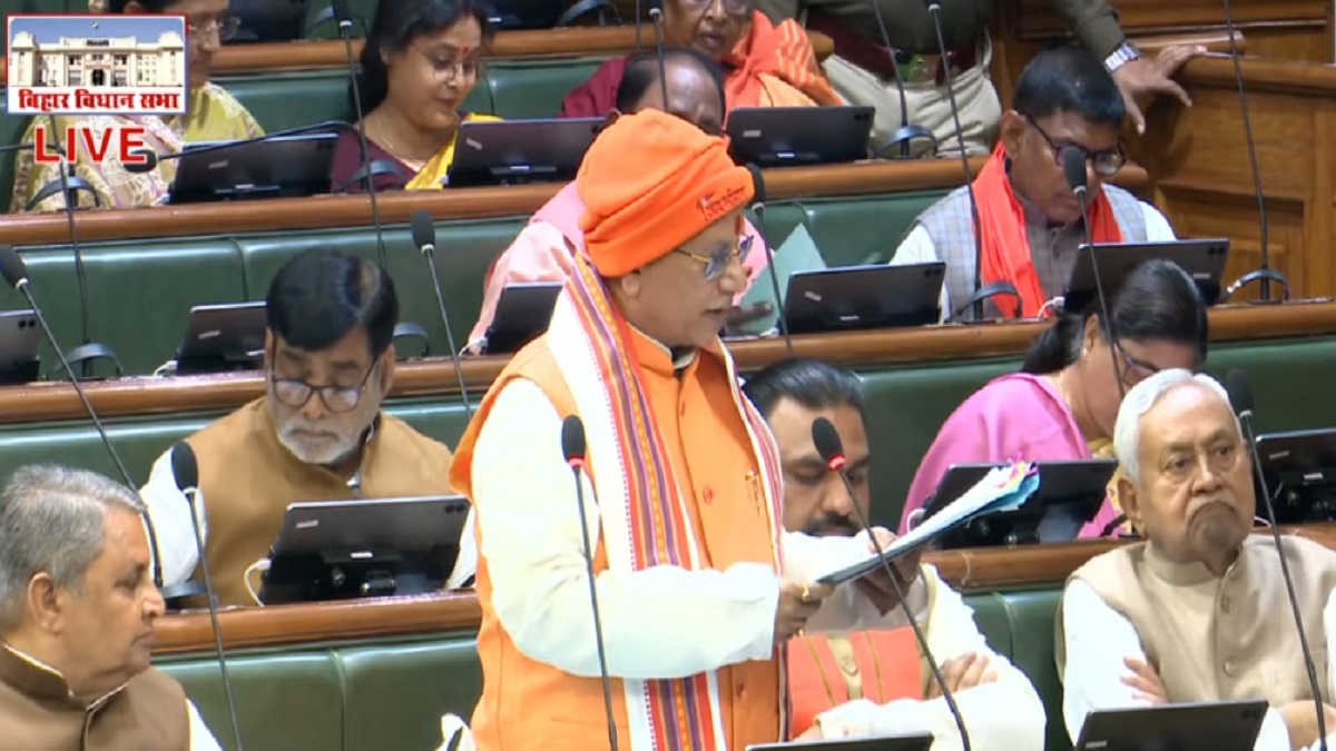‘आने वाली पीढ़ियों के लिए अभिशाप नहीं बनेगा भूमि विवाद’, सदन में बोले डिप्टी सीएम विजय सिन्हा, मुंह पर काली पट्टी बांधकर पहुंचे कांग्रेस विधायक