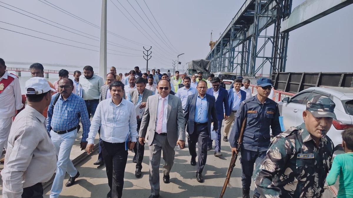 सुपौल पहुंचे जल संसाधन सचिव संतोष कुमार मल्ल, कोसी बैराज समेत कई परियोजनाओं का किया निरीक्षण