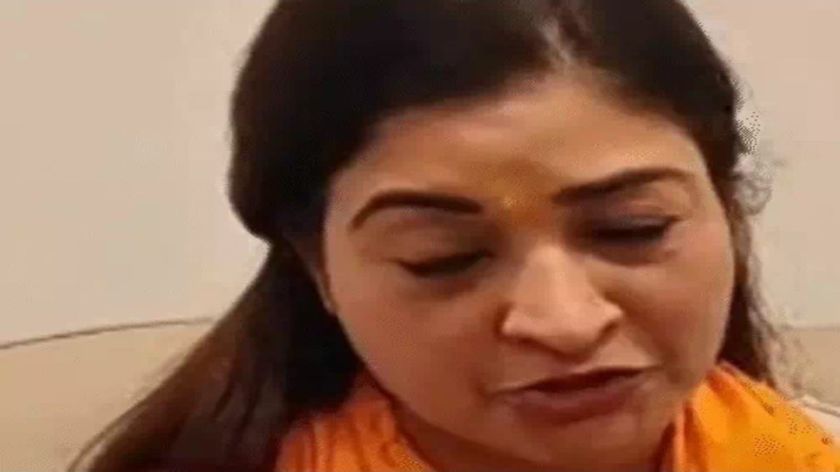 उज्जैन धर्मनगरी में दर्शन और फिर सियासी वारः महिला कांग्रेस की राष्ट्रीय अध्यक्ष अलका लांबा ने महाकाल के दरबार से मंत्री विजयवर्गीय पर बोला हमला