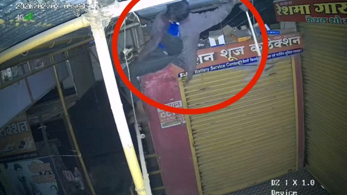 चोरी में असफल चोर ने तीसरी आंख पर कर दिया हाथ साफः दुकान का सीसीटीवी ले गया, घटना कैमरे में कैद