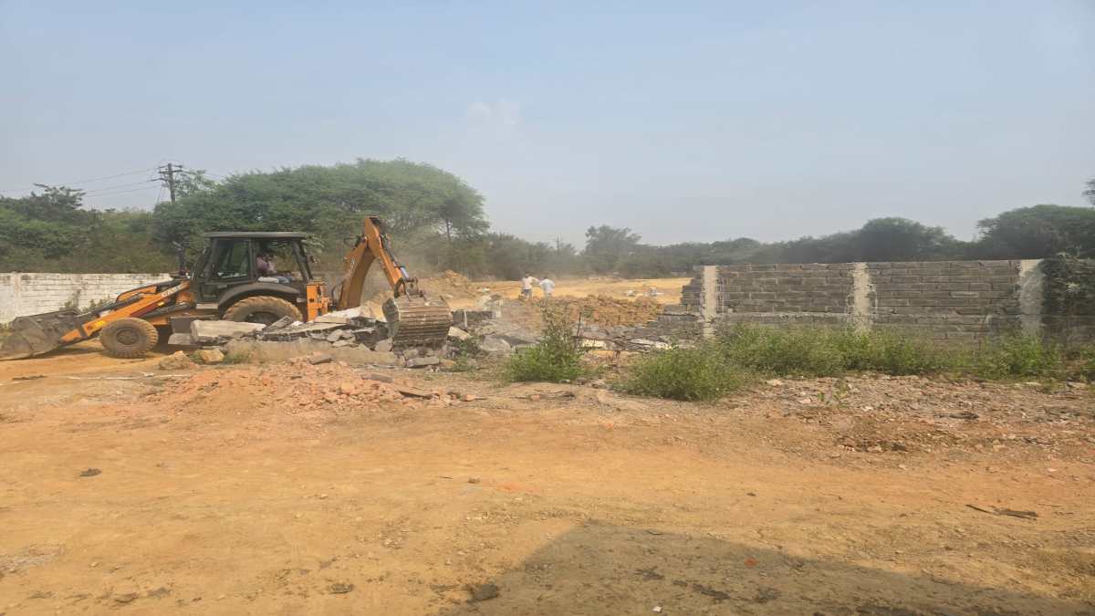 नाले में अतिक्रमण पर चला प्रशासन का बुलडोजर,  राजस्व विभाग और नगर निगम की टीम ने की संयुक्त कार्रवाई