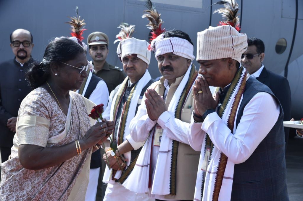 राष्ट्रपति द्रौपदी मुर्मू का जगदलपुर आगमन, राज्यपाल डेका और मुख्यमंत्री साय ने एयरपोर्ट पर किया गर्मजोशी से स्वागत