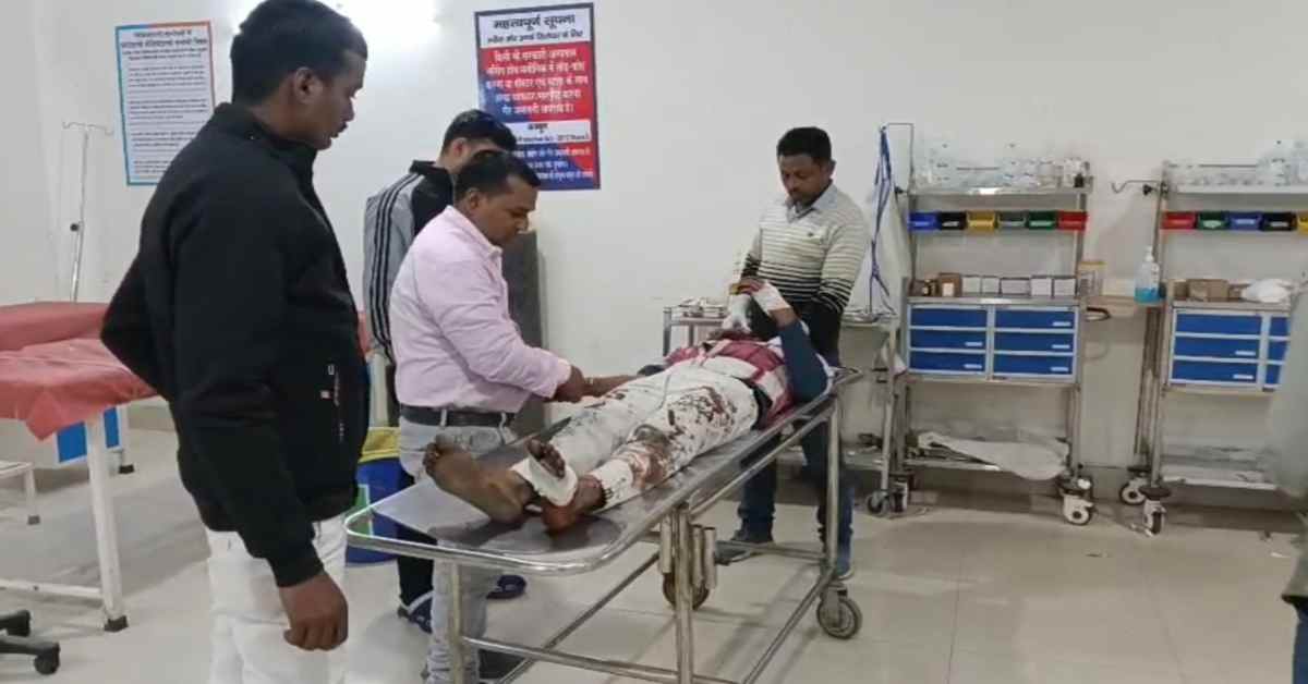 कानून का तो खौफ ही नहीं रहा! घर में घुसकर दबंगों ने धारदार हथियार से किया हमला, बेटा लड़ रहा जिंदगी की जंग, मां भी घायल