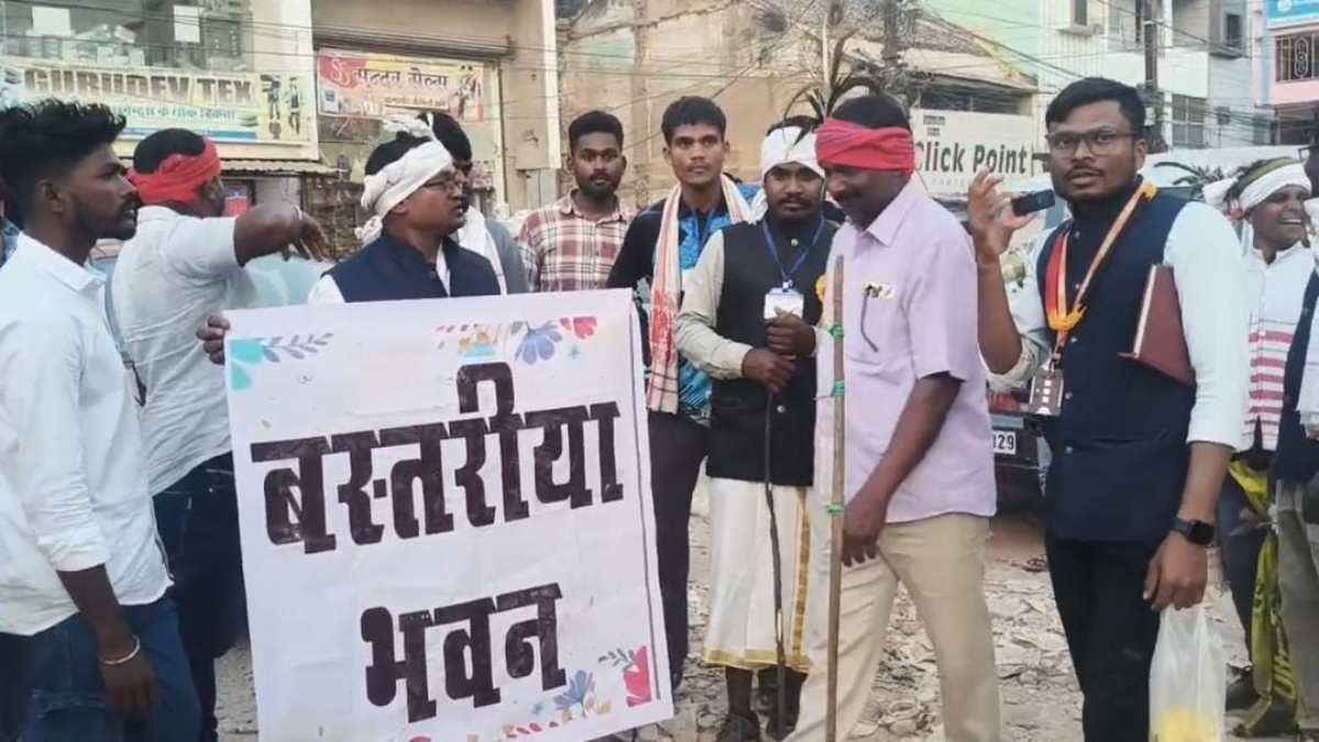 सरकारी क्वार्टर से लेकर मंदिर और अब ‘मूलनिवासी दावा’ तक… प्रतापदेव वार्ड की जमीन पर नया बवाल, आदिवासी समाज ने सूअर की बलि देकर बताया अपना जमीन