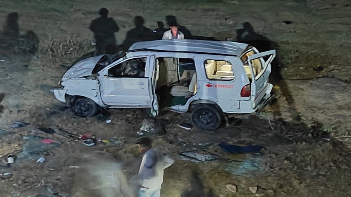 शादी की खुशियां बदली मातम मेंः बाराती गाड़ी खाई में गिरी, 3 की मौत, घायल 7 बाराती अस्पताल में भर्ती