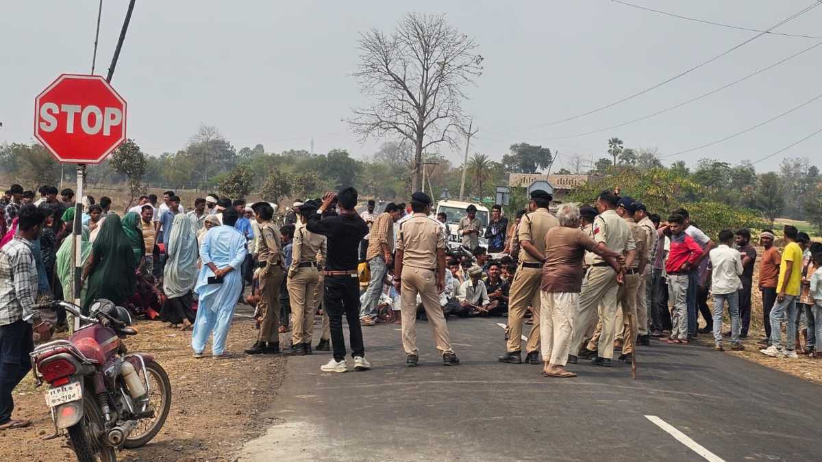 खदान के लिए जनसुनवाई में बवालः ग्रामीणों ने पुलिस और प्रशासनिक अफसरों की गाड़ियों पर किया पथराव, स्थिति नियंत्रण में किंतु तनावपूर्ण