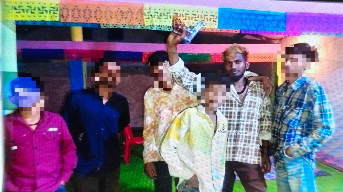 सोशल मीडिया पर पिस्टल का प्रदर्शन पड़ा भारीः पुलिस ने बदमाश को किया गिरफ्तार, साथियों की तलाश जारी