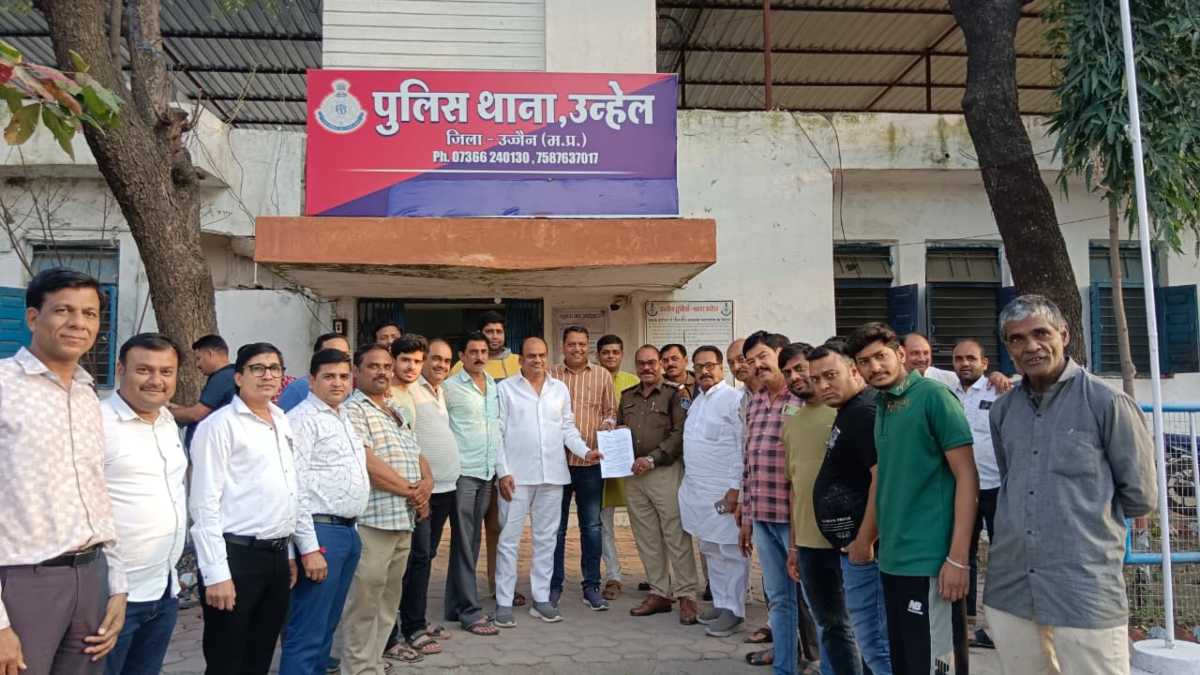 चांदी के जेवर गिरवी रखने की बात को लेकर विवादः व्यापारी को हुआ ब्रेनस्ट्रोक, व्यापारी संघ ने पुलिस को सौंपा ज्ञापन