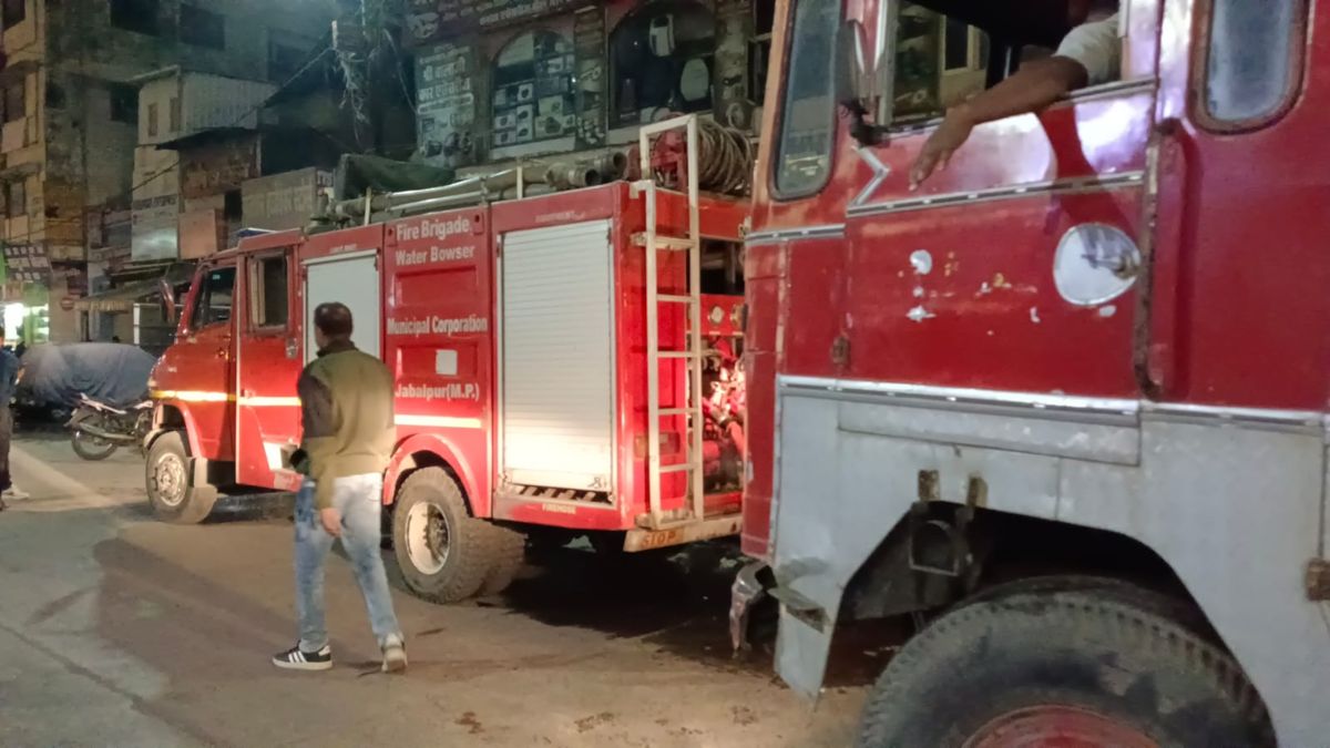 Jabalpur News: करंट से 2 ग्रामीणों की मौत, यूपी से खरीद कर ला रहे कारतूस और पिस्टल कार से बरामद, होटल की किचन में लगी आग, चाकूबाजी के आरोपियों का निकाला जुलूस