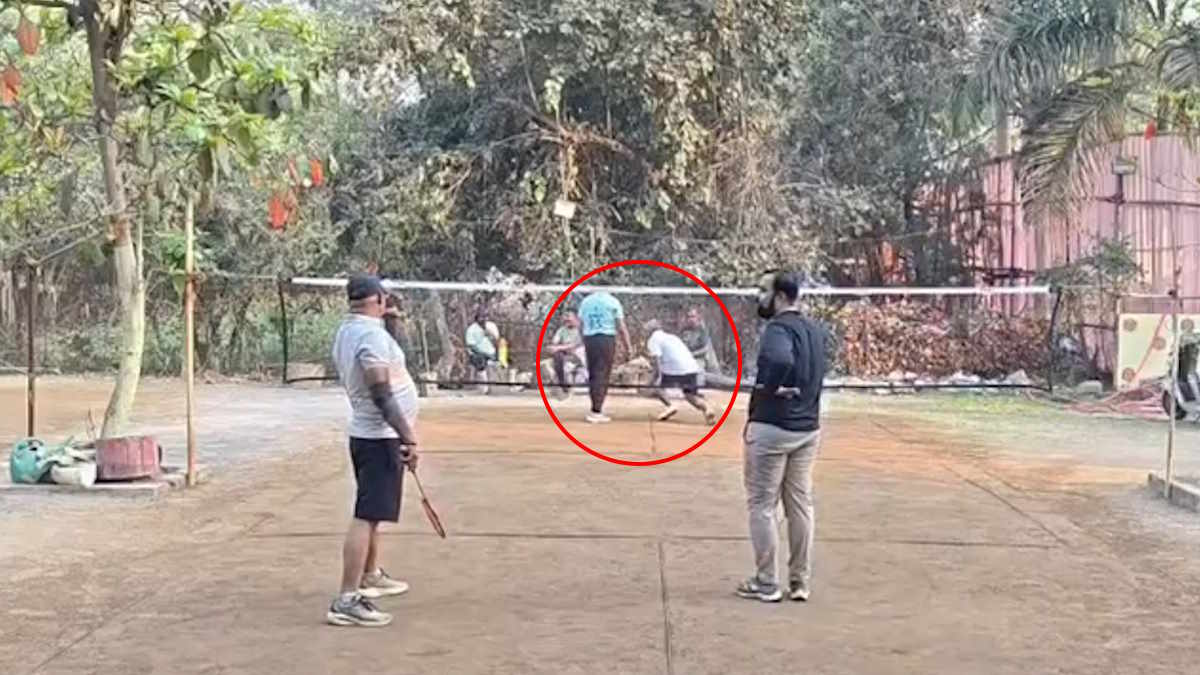 बैडमिंटन खेलते-खेलते कोर्ट में गिरे कारोबारी, हार्ट-अटैक से हुई मौत, देखिए घटना का वायरल वीडियो…