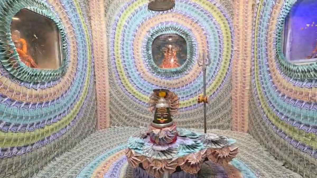 बड़नगर में श्रद्धा का अद्भुत दृश्य: 1 करोड़ 31 लाख के नोटों से सजा बुद्धेश्वर महादेव मंदिर, आकर्षक श्रृंगार ने श्रद्धालुओं को किया मंत्रमुग्ध