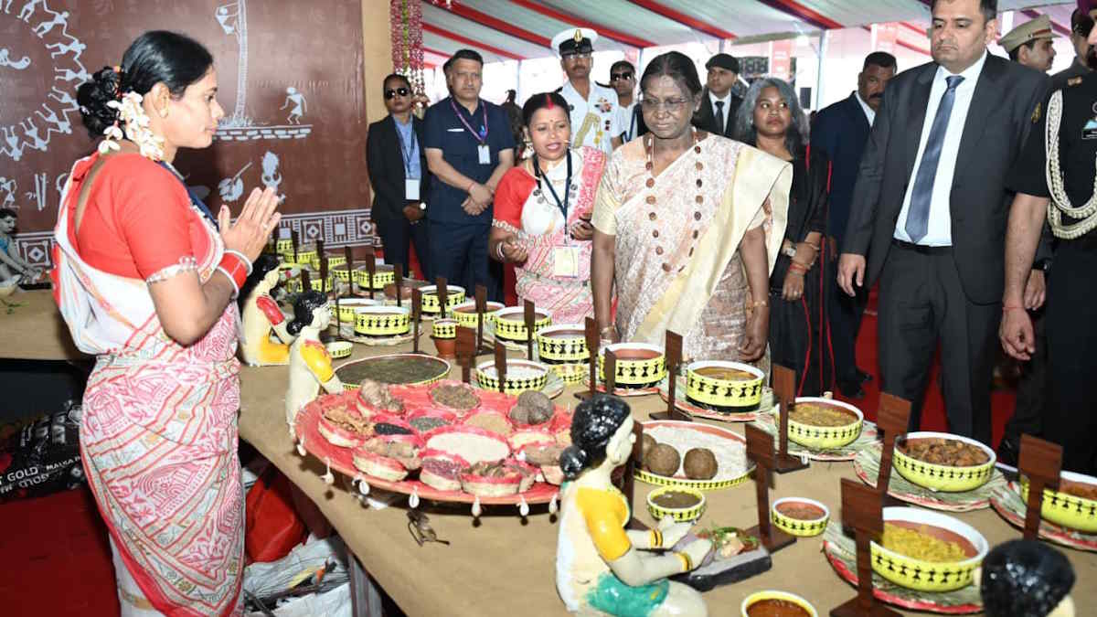 बस्तर पण्डुम: स्टॉलों में बहीं बस्तर की माटी की सुंगध, राष्ट्रपति द्रौपदी मुर्मू ने देखी जनजातीय परंपराओं और संस्कृति की प्रदर्शनी