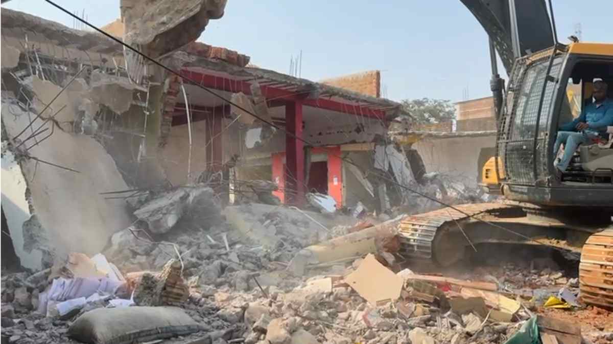 BJP नेता के अवैध कॉम्प्लेक्स पर चला बुलडोजर, सरकारी जमीन पर किया था कब्जा, सीएम हेल्पलाइन में की गई थी शिकायत