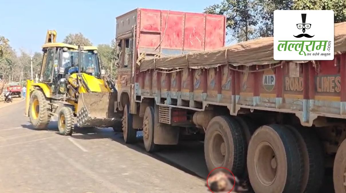 भीषण सड़क हादसा: लौह अयस्क से भरे ट्रक ने बाइक सवारों को मारी टक्कर, फिर 50 मीटर तक घसीटता हुआ ले गया, दो युवकों की मौत