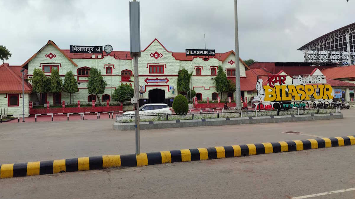 रेल यात्रियों के लिए राहत, बेहद कम शुल्क में बिलासपुर रेलवे स्टेशन के ठीक सामने मिलेगी ‘हाल्टिंग वे’ की सुविधा…