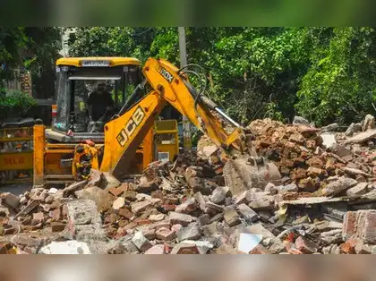 पूर्व विधायक प्रणब बलवंतराय के फार्महाउस के आसपास चला बुलडोजर!