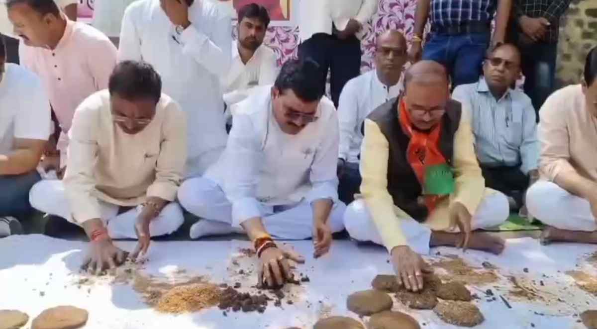 सांसद ने बनाए गोबर के उपले: होली से पहले पेड़ न काटने की अपील, कहा- होलिका दहल के लिए पर्यावरण दूषित न करें