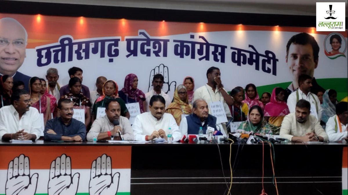 मतदाता सूची से जिनका नाम कटा, वो ‘मैं जीवित हूं’ तख्ती लेकर पहुंचे कांग्रेस भवन, पूर्व MLA धनेंद्र ने SIR प्रक्रिया पर उठाए सवाल