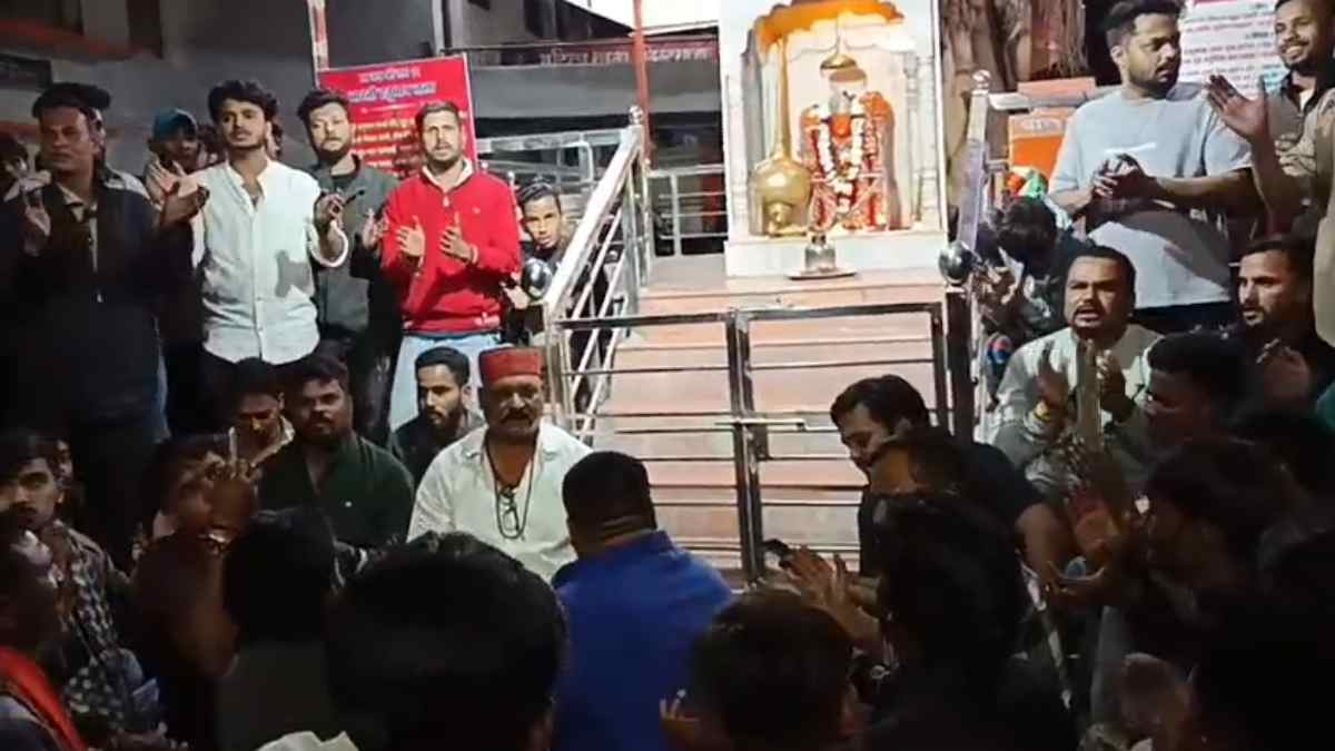 युवती को सोशल मीडिया पोस्ट डिलीट करने की दी धमकी, हिंदू संगठन में आक्रोश, हनुमान चालीसा पढ़कर जताया विरोध