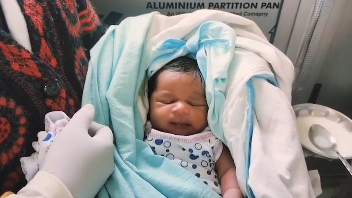 निर्मोही मां… जंगल के रास्ते सड़क किराने बोरे में बंद मिला एक दिन का नवजात, ग्रामीणों ने स्वास्थ्य केंद्र में कराया दाखिल